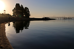夜明けのキルギスのイシク・クル湖