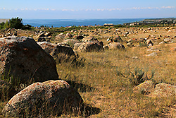 キルギスの岩絵野外博物館から見たイシク・クルと天山山脈