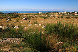 キルギスの岩絵野外博物館から見たイシク・クル湖と天山山脈
