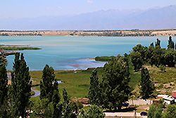 キルギスのプルジェヴァルスキー博物館から見たイシククル湖
