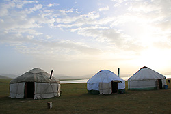 キルギスのソン・クル湖畔の遊牧民のユルタ