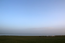 早朝のソンクル湖畔の草原とユルタ