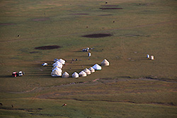 キルギスのソンクル湖畔の草原とユルタ
