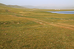 キルギスのソンクル湖畔の大草原と遊牧民のユルタ