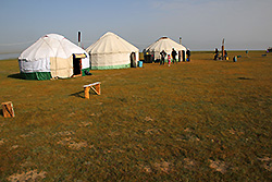 キルギスのソンクル湖畔の遊牧民のユルタ