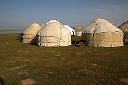 キルギスのソンクル湖畔の遊牧民のユルタ