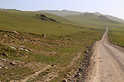 キルギスの大草原の中の一本道