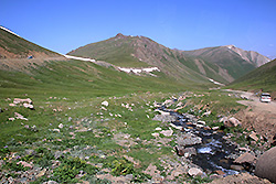 キルギスの天山の渓谷と小川