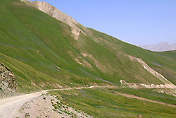 キルギスの天山の渓谷の山道
