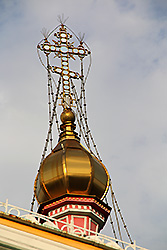 カザフスタンの28人のパンフィロフ戦士公園のゼンコフ正教教会の十字架