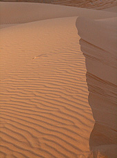 モロッコのサハラ砂漠の夜明け