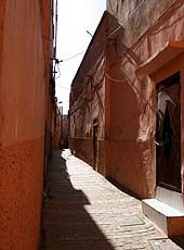 モロッコのマラケシュの赤い路地裏