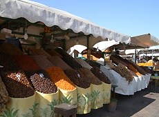 マラケシュ フナ広場で売られるナツメヤシ