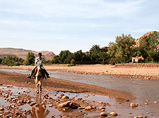 モロッコ アイト・ベン・ハッドゥの川を馬で走る少年