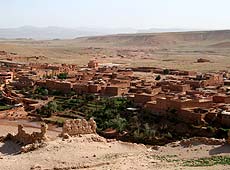 モロッコの世界遺産アイト・ベン・ハッドゥから見た麓のオアシス