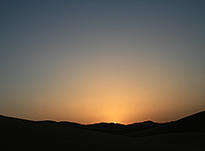 モロッコのサハラ砂漠の夜明け