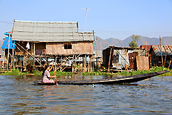 ミャンマーのインレー湖の水上村
