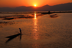 ミャンマーのインレー湖の夕焼けとインダー族
