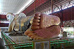 ミャンマーのチャウタッジー・パゴダの寝仏