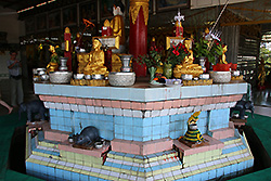 ミャンマーのチャウタッジー・パゴダの八曜日の祭壇