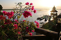 ミャンマーのインレー湖の夕暮れ