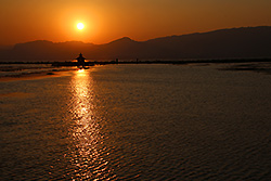 ミャンマーのインレー湖の夕日