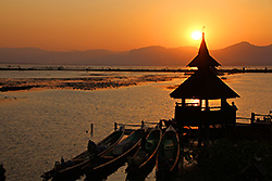 ミャンマーのインレー湖の夕日