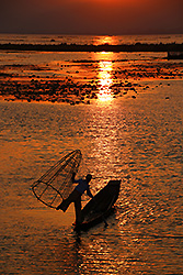ミャンマーのインレー湖の夕焼けとインダー族