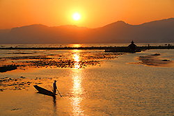 ミャンマーのインレー湖の夕日とインダー族