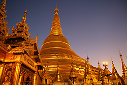 夕暮れのミャンマーのシュエダゴン・パゴダ