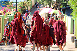 ミャンマーのゴールデンロックへ向かう僧侶
