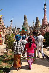 ミャンマーのカックー遺跡を参拝する少数民族