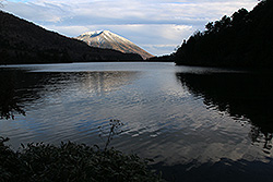 奥日光の湯の湖から見る男体山