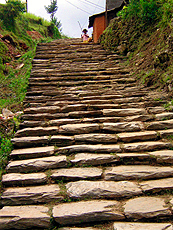 ネパールのヒマラヤの山道
