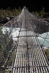 ネパールのエベレスト街道に架かるつり橋