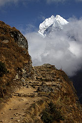 ヒマラヤのエベレスト街道と向こうに聳えるタムセルク峰