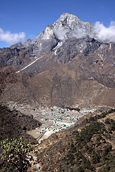 ヒマラヤのシェルパ族の聖なる山クーンビラとクムジュン村