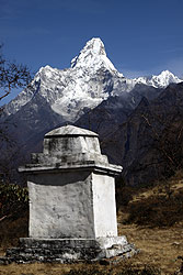 シャンボチェから見たヒマラヤの名峰アマダブラムと石碑