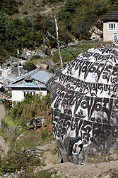 ヒマラヤのエベレスト街道の巨大なマニ石
