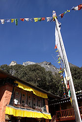 ヒマラヤの奥地クムジュン村のゴンパとクーンビラ峰