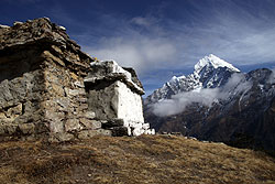 ヒマラヤの名峰タムセルクと石碑