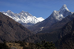 エベレストとアマダブラムとローツェなどのヒマラヤの名峰