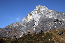 ヒマラヤのシェルパ族の聖なる山クーンビラ峰
