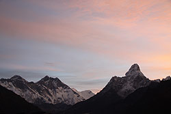 朝焼けのエベレストとヒマラヤの山々