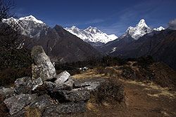 シャンボチェの丘のケルンとエベレストなどのヒマラヤ山脈