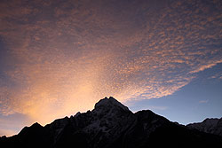 朝焼けに染まるヒマラヤの空と名峰タムセルク