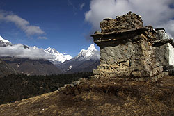 ヒマラヤのエベレストを望むシャンボチェの丘の石碑