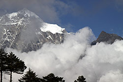 ヒマラヤのエベレスト山群と沸き立つ雲