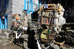 ヒマラヤのエベレスト街道を歩くシェルパの荷物