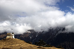 ヒマラヤの山に沸き立つ雲